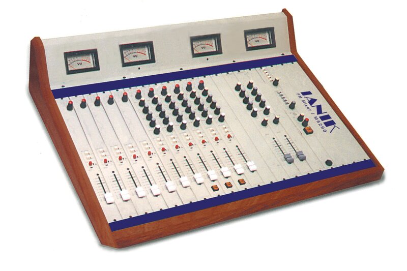 Consola modular IANIK M8290 — vista del equipo